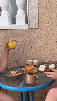 Nikmati Sarapan Perancis dan Sepanyol dengan Emma C dan Sheryl X