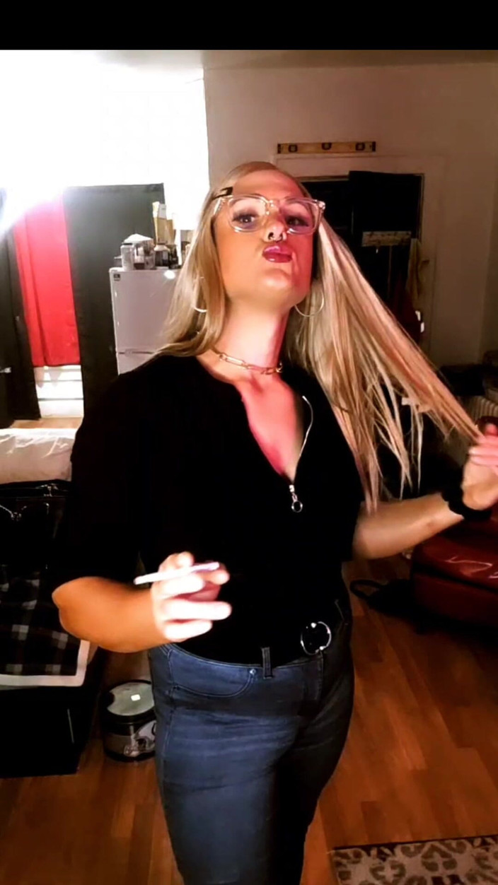 Darkfetish2k: बुरी लड़की Kylie धूम्रपान करते हुए पकड़ी गई