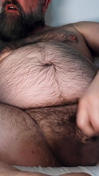 Papà orso si masturba il suo grosso cazzo peloso grasso
