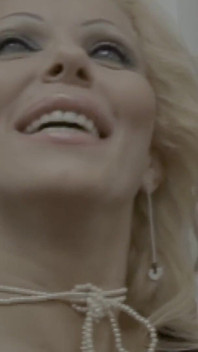 Mooie, volborstige MILF masturbeert tijdens de casting