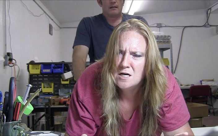 Vibra King Video: Jennifer wordt op het werk over een tafel geneukt