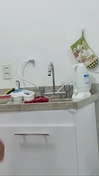 Belle-mère dans la cuisine, beau-fils qui me regarde en train de faire une branlette manuelle