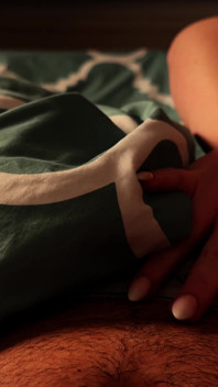 Accogliente Sega Mattutina a Letto - Culo Grosso Stuzzica