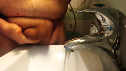 Big Pisser: Горячий Суперчелюшок с бритой Фупа утренняя рутина, писсирание и стирка члена Smegma