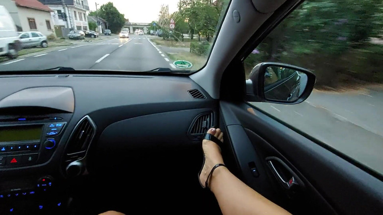 Step Mommy: アメリカ人の継母と義理の息子が屋外の車の中でお互いをからかう