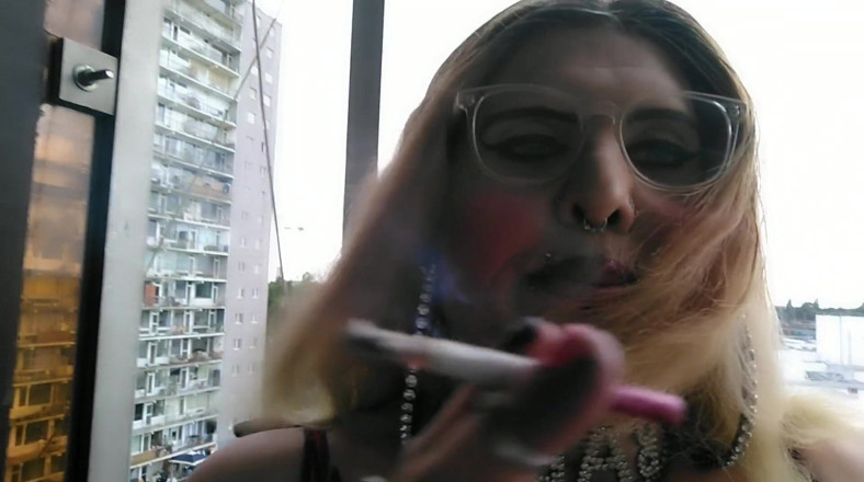 Stefanie Laveire: Blonde Ts slut Stefanie smoking