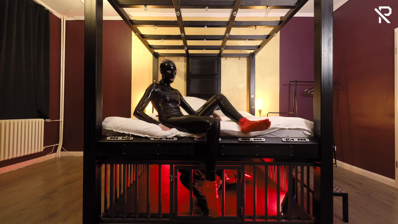 Rubber pervs: Gummi-nächte: der Gummi-sklave ruht eng in einem Käfig unter dem...