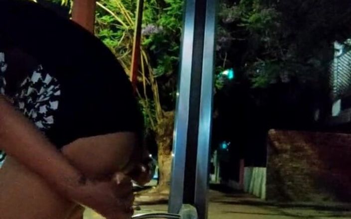 Traviezisha: Kadın kılıklı sürtük geceleri otobüs terminalinde büyük bir dildoya oturuyor...