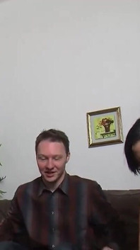 소파에서 따먹히는 섹시한 속옷의 갈색 머리