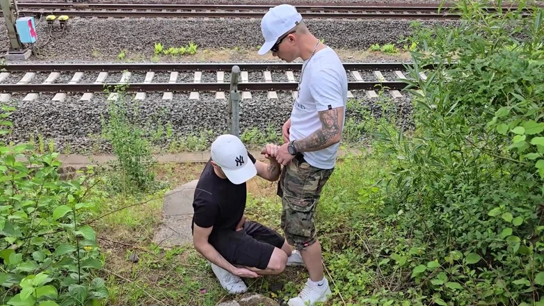 boyzxy212: Не мог дождаться, чтобы трахнуть своего мальчика-гея без презерватива на железнодорожных путях