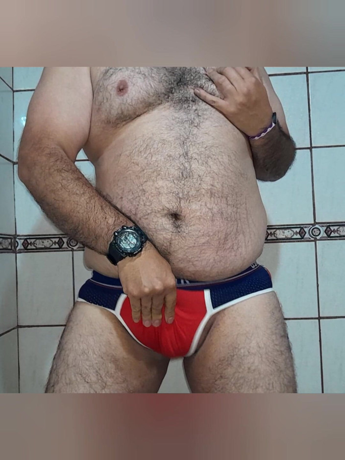 Davidandrexxx: シャワーで赤いジョックを使ったマスターバーベイト