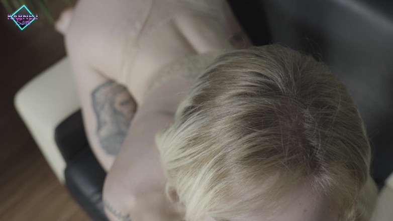 Karneli Bandi: Sexy blondýnka miluje mít velký péro do svého těsného zadku....
