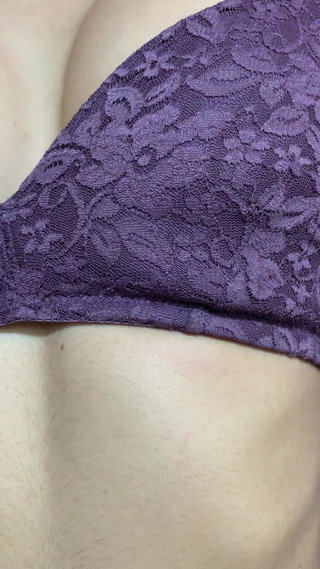 Riya mickey: 我的继兄弟从大学来，看到我穿着他最喜欢的T恤，所以他吮吸和操直到内射我