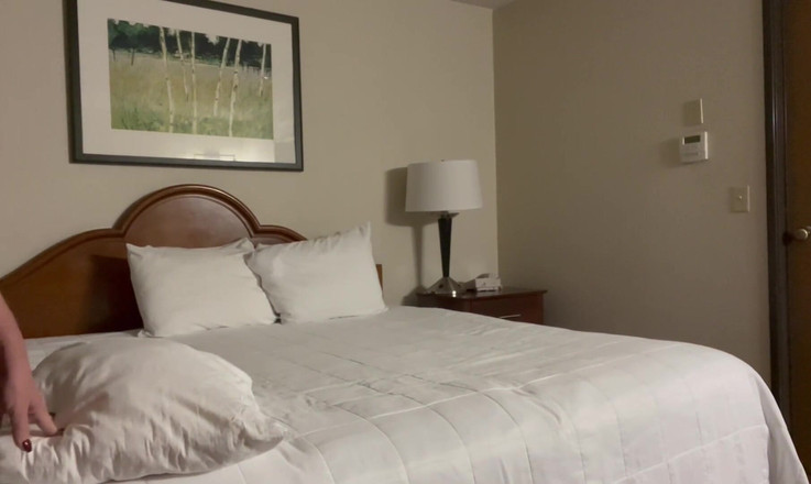 Flight Attendant Fiona: Fa Fiona s’amuse dans sa chambre d’hôtel avec un oreiller