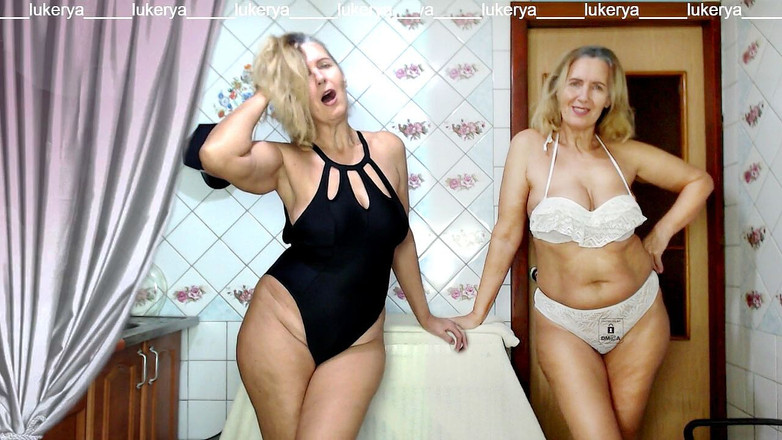 Lukerya: 흑인과 백인 란제리를 입은 부엌에서 다시 지루해하는 Lukerya