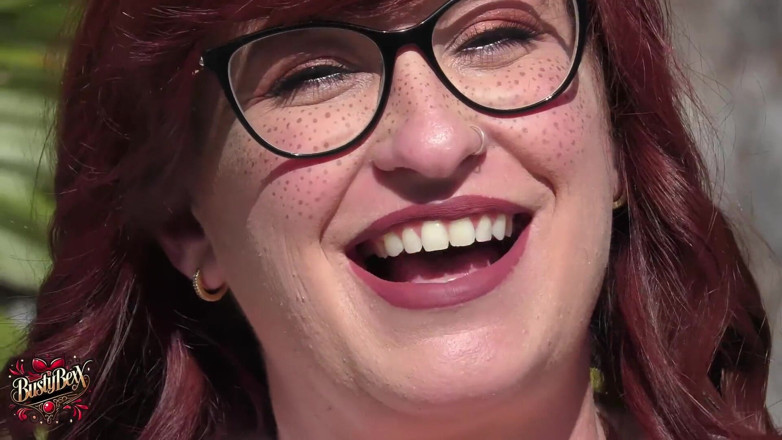 Busty Bexx: Teste da vagabunda do sofá
