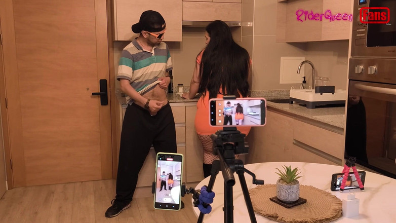 Riderqueen: Üvey anne cesur üvey oğlu tarafından baştan çıkarılıyor, hayranlar için video