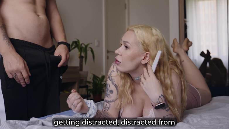 Toma Mur: Mama vitregă blondă cu țâțe uriașe este futută cu degetul și linsă...