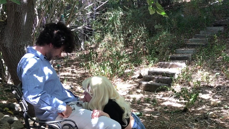 Erin Electra: Si Blonde Miang Berkongkek Di Taman
