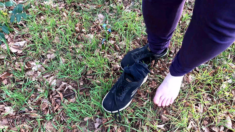 Bouncy Tits Action: 在草地上赤脚享受裸体奶子