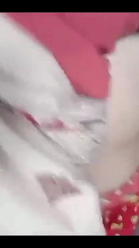 Desi Susar（继父）肛交她的巴胡（法律继女）netu在清晰的印地语音频中，而内图说“aba Je ab