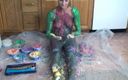 Solo Sensations: Seksowna gospodyni robi się naga i maluje swoje ciało
