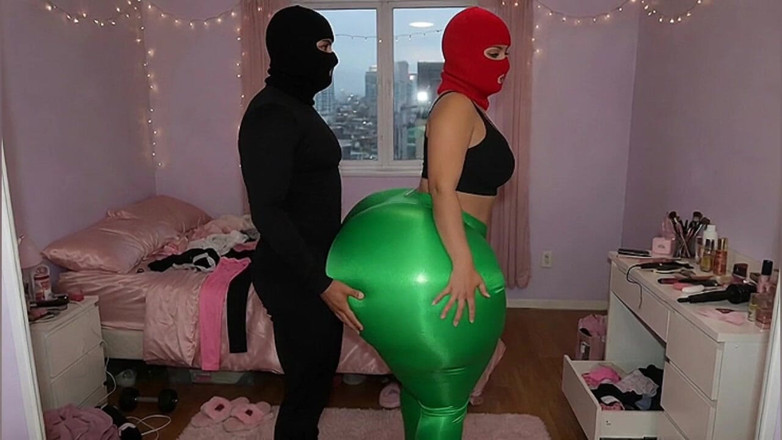 Animate golden: Dívka s velkým zadkem v těsných zelených legínách je tvrdě...
