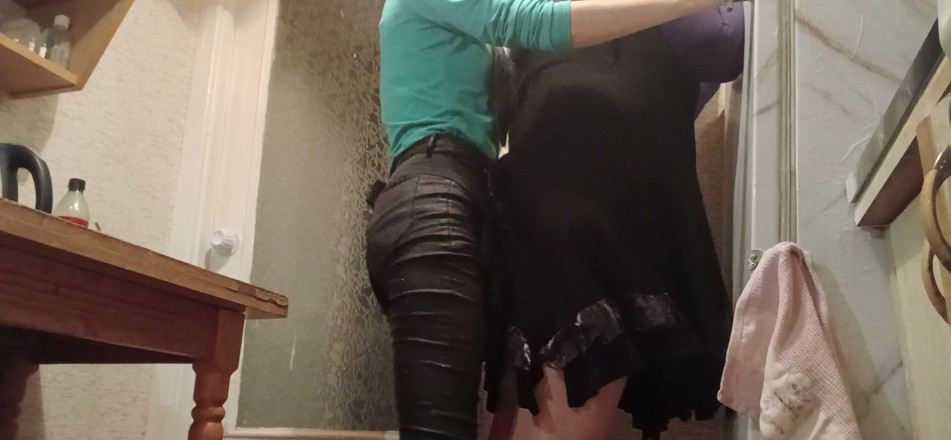 Lesbian-illusion: Aku ngentot tetanggaku yang ngentot habis-habisan pakai strap-on di dapur...