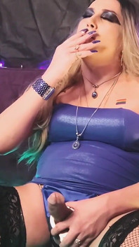Holly Cox ve kouření, péro a pouto