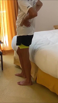 Zorgzame moeder leert seks aan maagdelijke stiefzoon