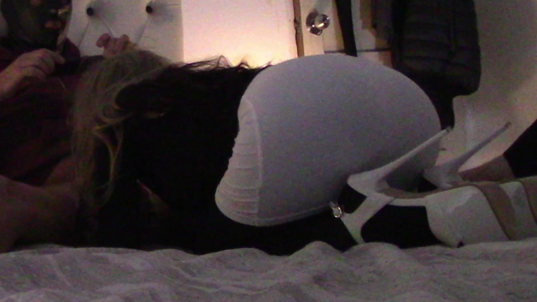 LauraOnHeels: 아름다운 엉덩이를 가진 MILF가 정액을 삼키는 구강성교를 한다