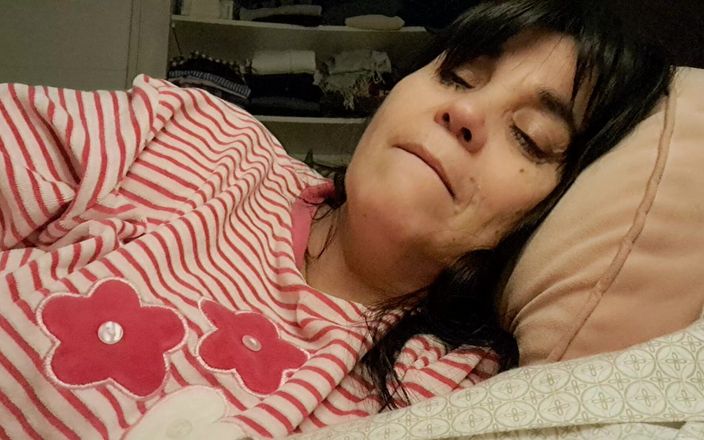 Mommy big hairy pussy: A letto con un giovane amante lo sento duro