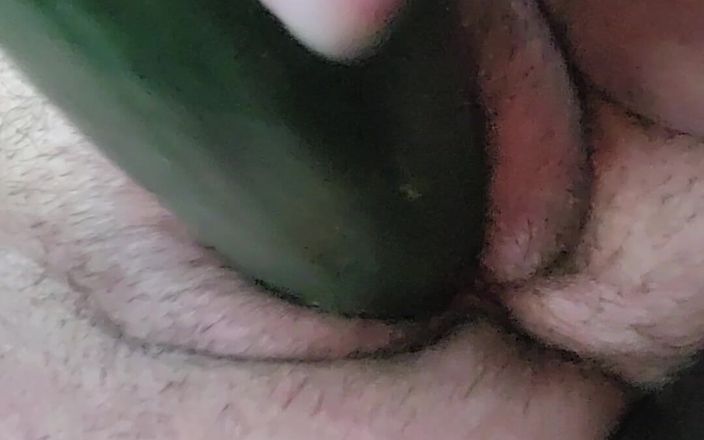 Elite lady S: Milf masturbeert en spuit met een enorme komkommer op de...