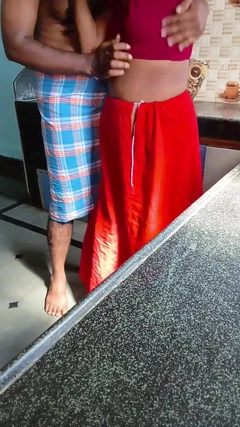 India ama de casa follada duro en cocina