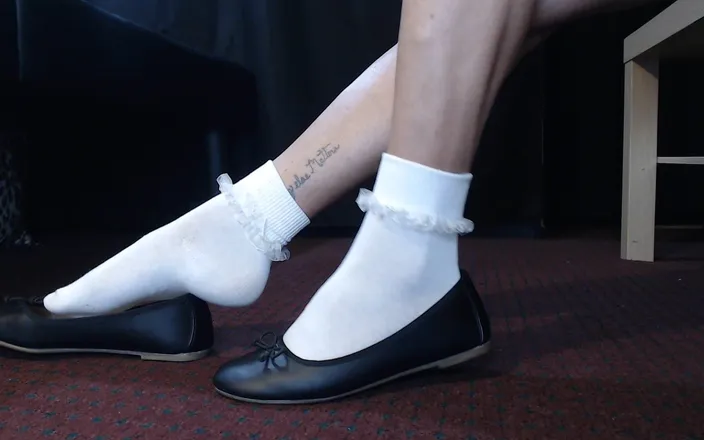 Abby Anna: Ruffled college girl socks ballet flats