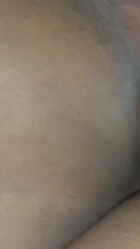 Mon étalon noir est marié maintenant, mais invité chez lui et on baise pendant que sa femme travaille