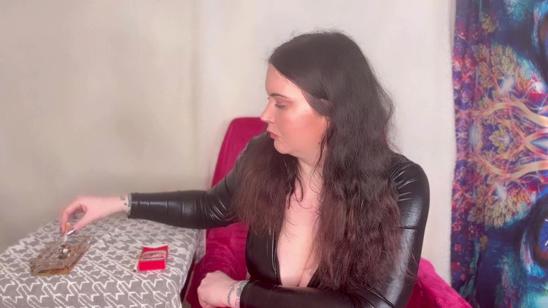 MissFFW: Bayan ffw kedi kıyafetiyle birkaç sigaranın tadını çıkarıyor