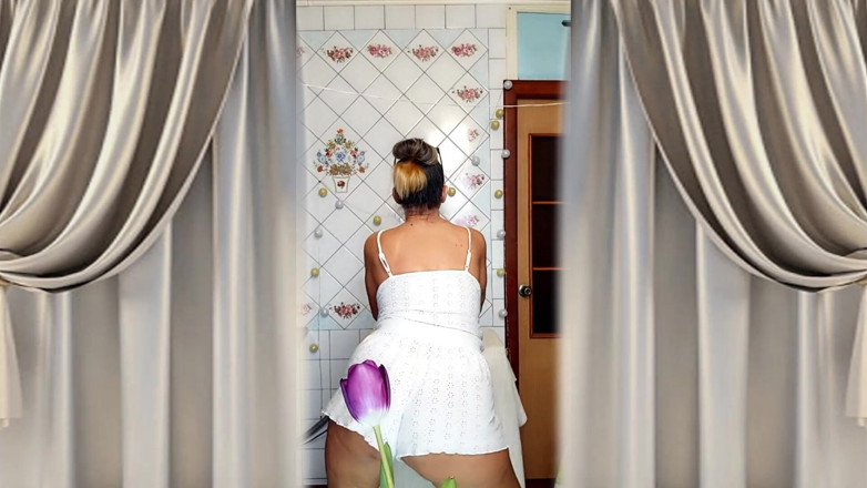 Lukerya: Lukerya, Femme Mature Sexy, Twerke Son Cul Dans Un Short...