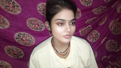 RAKP355: Hintli kadın göğüslerini gösteriyor