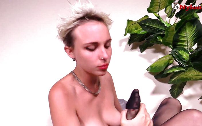 FootFetish Girls With Sex Toys and Nylons: Oszałamiająca blondynka uwielbia jej stopy