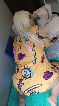 Um vestido novo fofo, depois tirando meu biquíni e ficando minha bunda toda oleada ... e terminando com outro orgasmo.