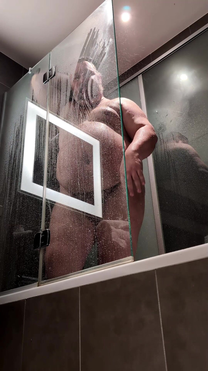 Mart_the_cat: Ich gehe mit meinem Schwiegervater unter die Dusche