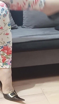 Rosa Shoes tarafından Seksi Siyah Deri Sivri Burunlu Yüksek Topuklu Ayakkabılarla Sarkan Crossdresser