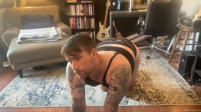 Dirtytrisha: privat suger min dildo i spetsklänning