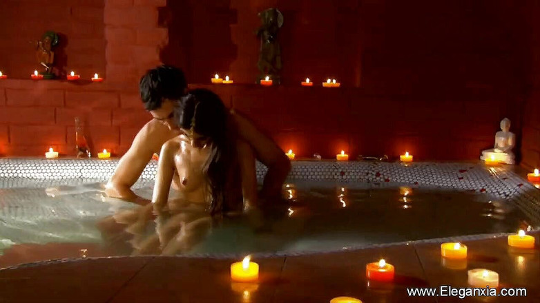 Eleganxia: 흑누나 창녀와 관능적인 화장실 섹스