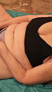 Bà pawg móc cua trong tầng hầm trong khi đoàn tụ