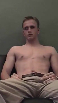 Este garoto hetero gostoso entrou e eu queria beber seu esperma!