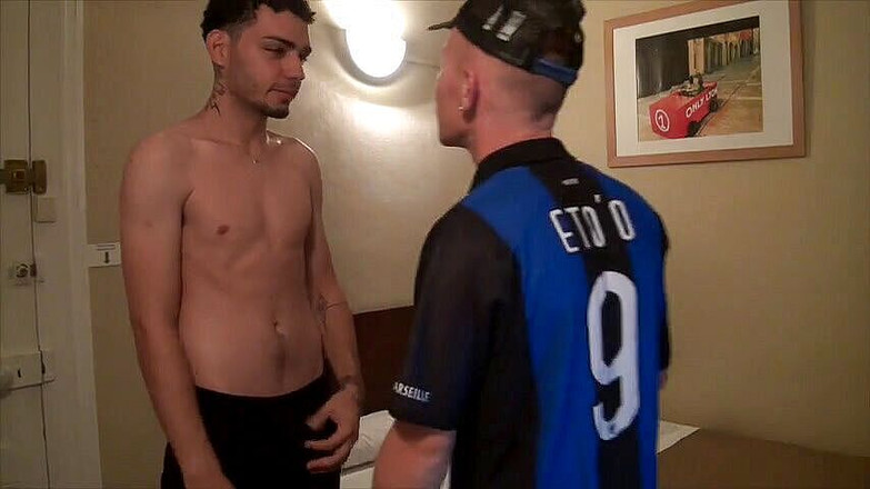 Gaybareback: Latino etero viene succhiato da un ragazzo dai capelli rossi