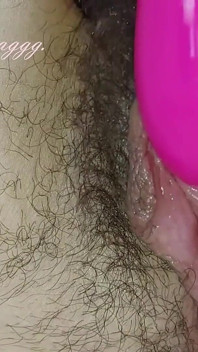 Våt hårig fitta onanerar med vibrator närbild amatör ryska modellen MILF Ginnagg