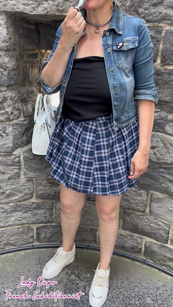 Lady Oups: Visite Du Chateau Avec Plug Micro Jupe Et Seins Terlihat